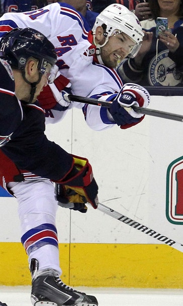 Brassard's third-period goal lifts Rangers, 3-1